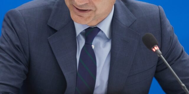 Ανοιγμα Μητσοτάκη μέσω γραβάτας