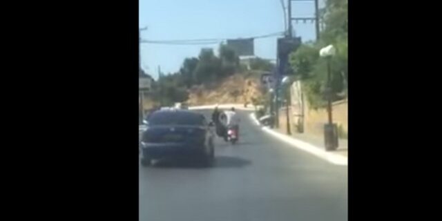Ανευθυνότητα: Μεταφέρει τέντα σκάφους με μηχανάκι