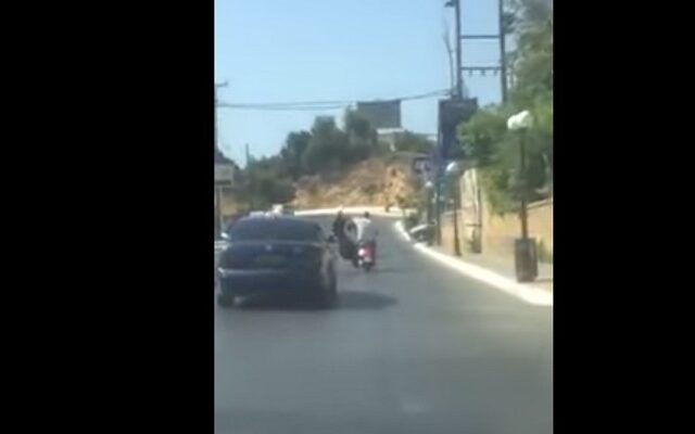 Ανευθυνότητα: Μεταφέρει τέντα σκάφους με μηχανάκι