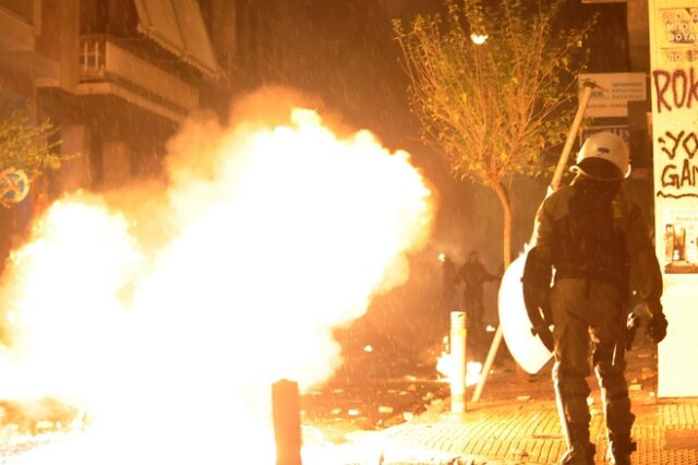 Ολονύχτια επεισόδια στα Εξάρχεια με βροχή από βόμβες μολότοφ