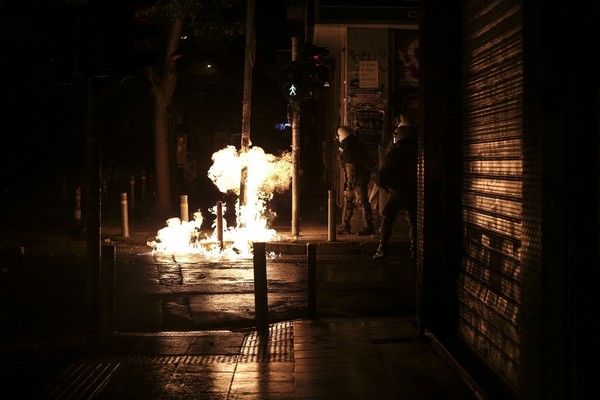 Μολότοφ στα Εξάρχεια τη νύχτα και τα ξημερώματα