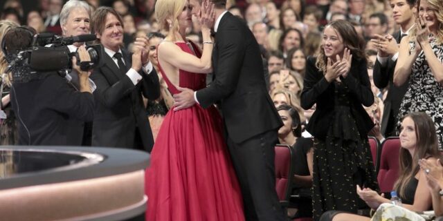Emmy 2017: Γιατί το φιλί της Νικόλ Κίντμαν στον συμπρωταγωνιστή της σόκαρε το διαδίκτυο