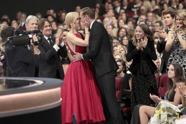 Emmy 2017: Γιατί το φιλί της Νικόλ Κίντμαν στον συμπρωταγωνιστή της σόκαρε το διαδίκτυο