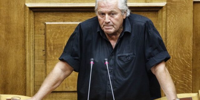 Βουλή: Αντιδράσεις για τον Παπαχριστόπουλο που δεν είδε την πετρελαιοκηλίδα