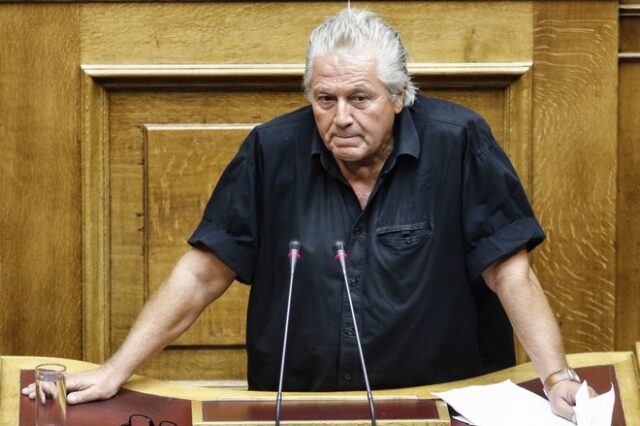 Βουλή: Αντιδράσεις για τον Παπαχριστόπουλο που δεν είδε την πετρελαιοκηλίδα