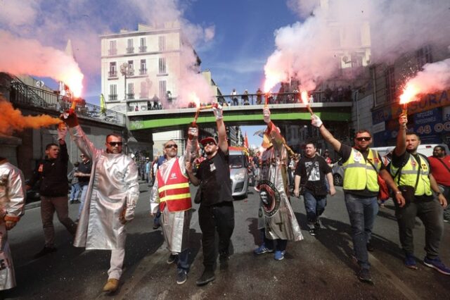 Παρίσι: Συγκρούσεις αστυνομικών – κουκουλοφόρων στη διαδήλωση για τα εργασιακά
