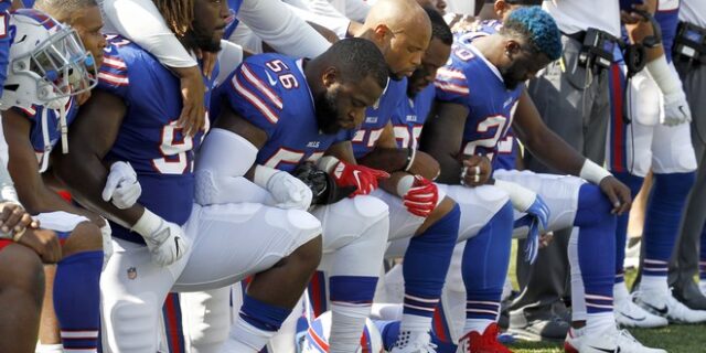 ‘Πόλεμος’ Τραμπ – παικτών NFL για το γονάτισμα κατά την ανάκρουση του εθνικού ύμνου