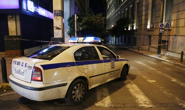Εισέβαλαν με αυτοκίνητο για ληστεία στα ΕΛ.ΤΑ. Ελευσίνας