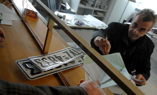 Επιστροφή πινακίδων λόγω εορτών με απόφαση Παπακώστα