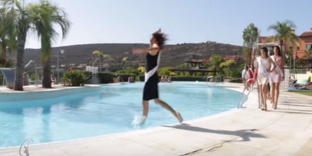 Βιντεο: Μια λάθος κίνηση και η υποψήφια Μις Ισπανία βρέθηκε στην πισίνα