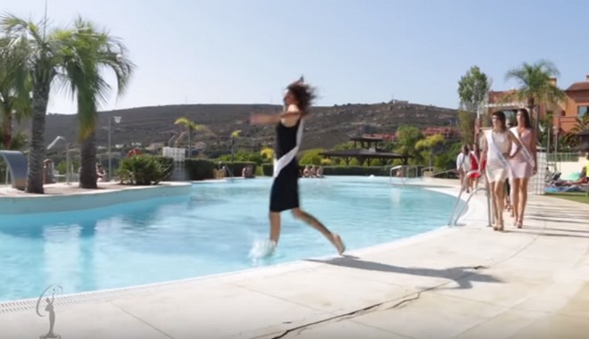 Βιντεο: Μια λάθος κίνηση και η υποψήφια Μις Ισπανία βρέθηκε στην πισίνα