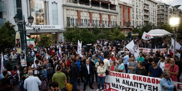 Πορεία του ΠΑΜΕ στον Πειραιά για την πετρελαιοκηλίδα στον Σαρωνικό
