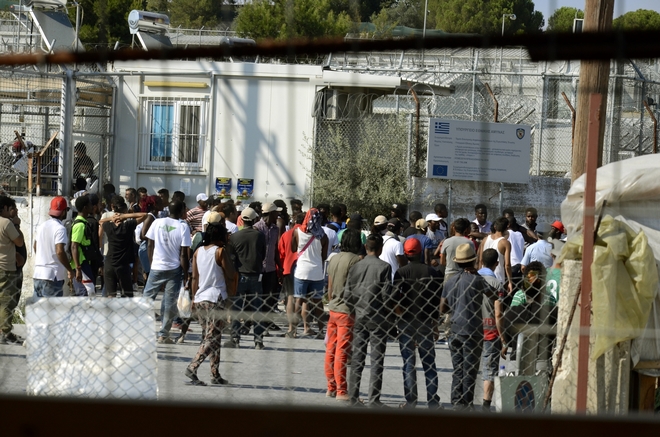 Δεκαεννιά οργανώσεις ζητούν τη μεταφορά προσφύγων στην ηπειρωτική Ελλάδα