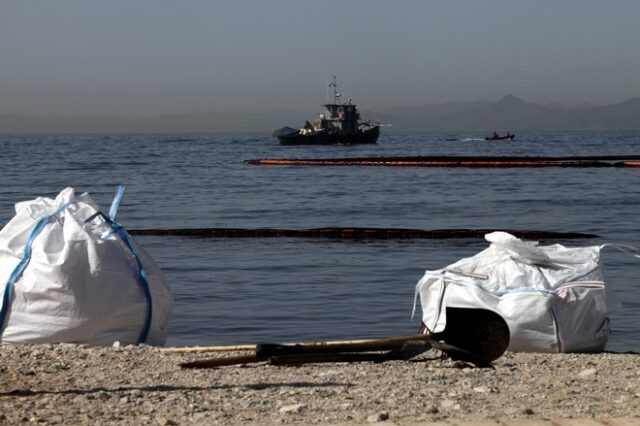 Ρύπανση στον Σαρωνικό: Στη μάχη το ευρω-τάνκερ ‘ΑΚΤΑΙΑ’