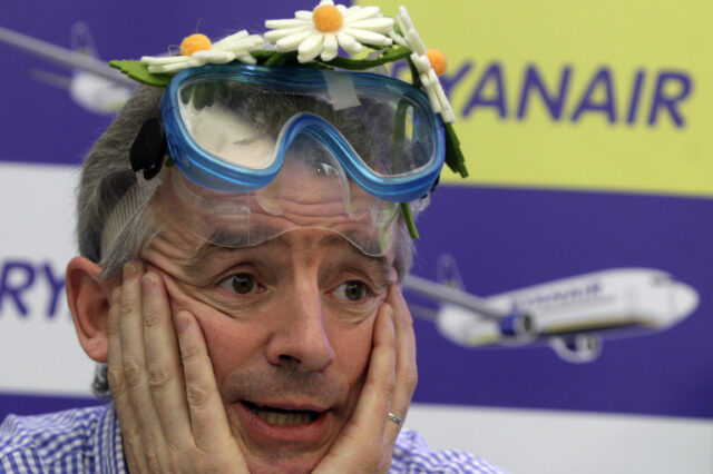 Ryanair: Χρυσάφι στα πόδια των πιλότων για να γλυτώσει το φιάσκο των ακυρώσεων