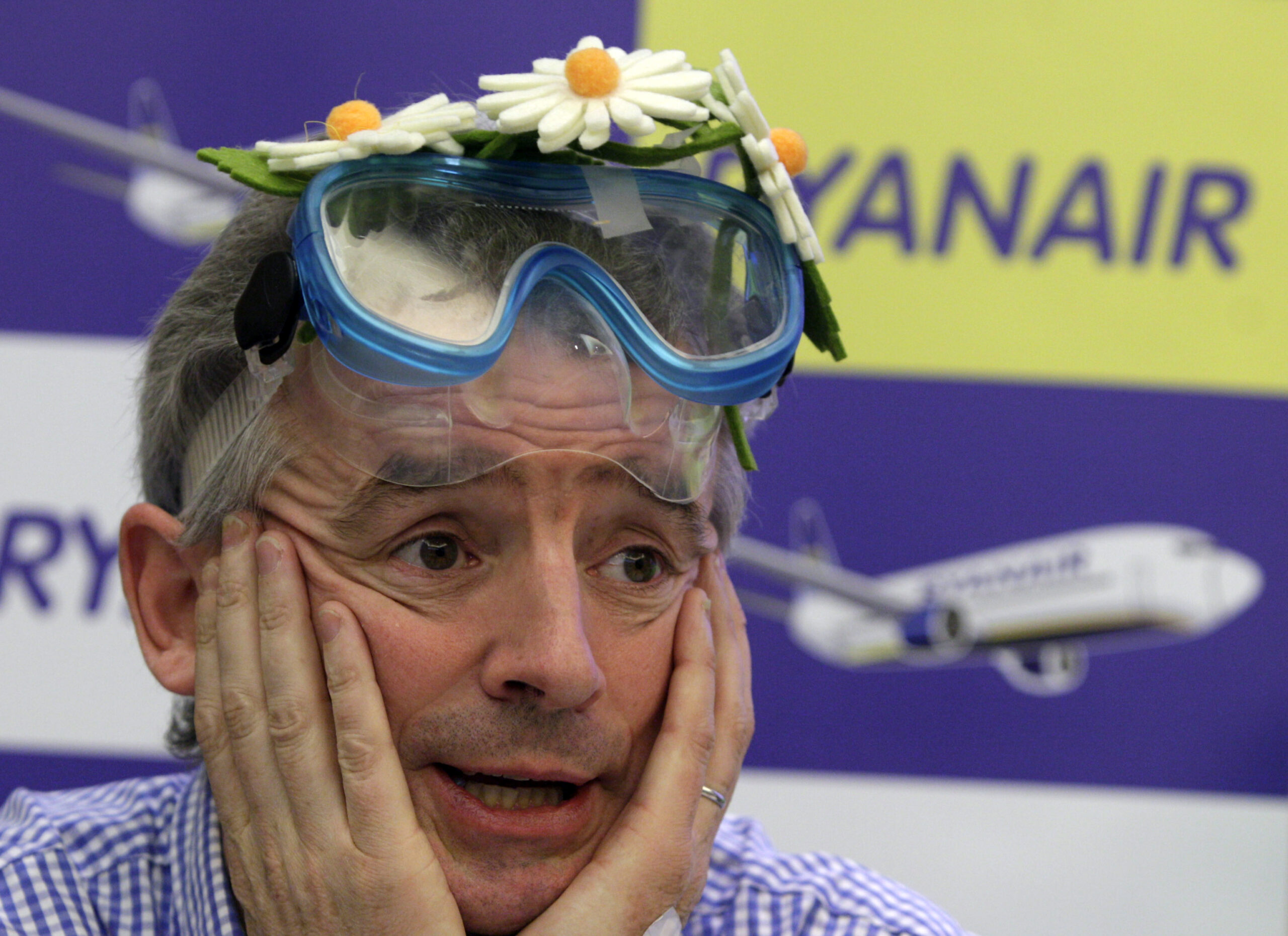 Ryanair: Χρυσάφι στα πόδια των πιλότων για να γλυτώσει το φιάσκο των ακυρώσεων