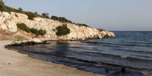 Οικολογική καταστροφή στο Σαρωνικό: Στη μαρίνα Ζέας έφτασε η ρύπανση