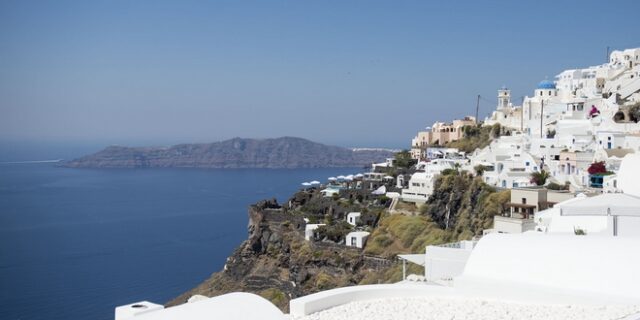 Καταγγελία ΠΑΜΕ: Στις παραλίες κοιμούνται αναπληρωτές στη Σαντορίνη