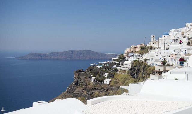 ‘Άστεγοι’ εκπαιδευτικοί στη Σαντορίνη