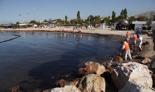 Ρύπανση στον Σαρωνικό: ‘Ξηλώνουν’ την κεντρική υπηρεσία Επιθεώρησης Εμπορικών Πλοίων