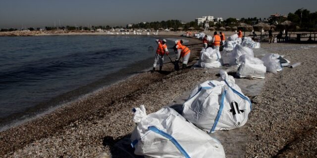 Ρύπανση στον Σαρωνικό: Βελτιωμένη η κατάσταση, απαντλήθηκαν 1.500 κυβικά μέτρα καυσίμων