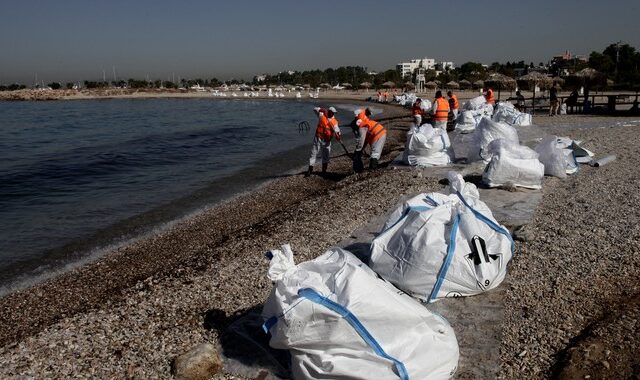 Ρύπανση στον Σαρωνικό: Βελτιωμένη η κατάσταση, απαντλήθηκαν 1.500 κυβικά μέτρα καυσίμων