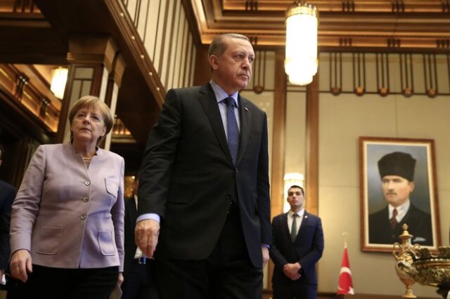 Η Μέρκελ εγκλωβισμένη μεταξύ AfD και… Ερντογάν