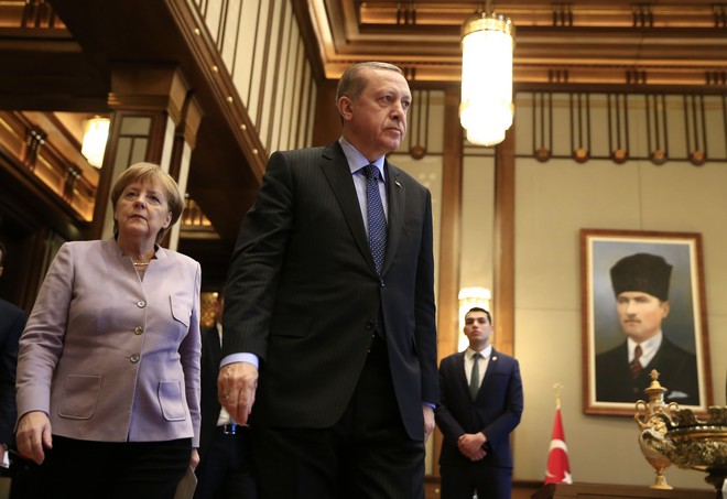 Η Μέρκελ εγκλωβισμένη μεταξύ AfD και… Ερντογάν
