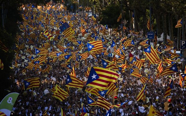 Ισπανία: Υπέρ του δημοψηφίσματος για την ανεξαρτησία της Καταλονίας τάσσονται εκατοντάδες δήμαρχοι
