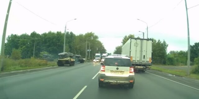 Βίντεο: Άρμα μάχης συγκρούεται με τζιπ σε δημόσιο δρόμο