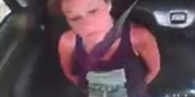 Δραπέτης Χουντίνι: Έλυσε τις χειροπέδες και το έσκασε με το περιπολικό