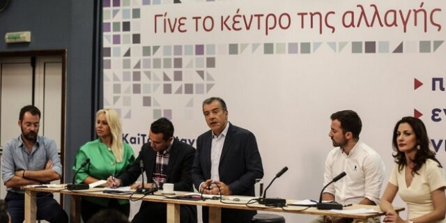 Θεοδωράκης: Να κρατήσουμε τη φλόγα και όχι τις στάχτες από το παρελθόν