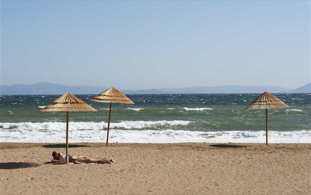 Καιρός: Μικρή πτώση θερμοκρασίας, ισχυροί άνεμοι στο Αιγαίο