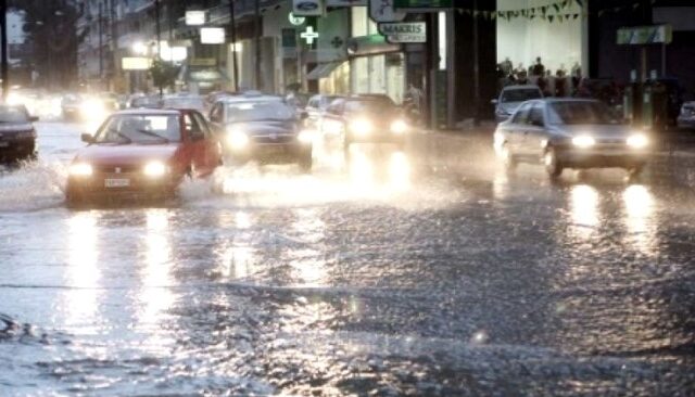 Βούλιαξε η δυτική Θεσσαλονίκη: Πλημμύρες και εγκλωβισμοί