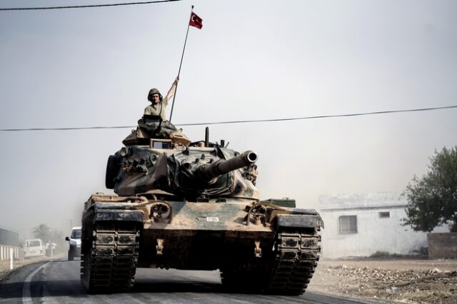 Τουρκικά στρατιωτικά οχήματα και εξοπλισμός στα σύνορα με τη Συρία