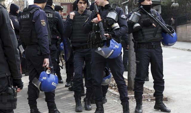 Τουρκία: Εντάλματα σύλληψης για πρώην μέλη των μυστικών υπηρεσιών