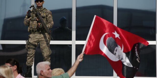 Κάτι συμβαίνει με τους δίπλα…