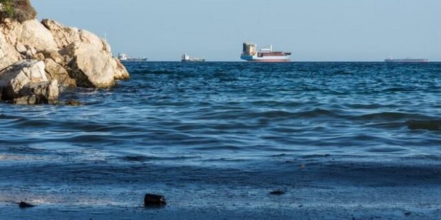 Οικολογική καταστροφή: Μάχη για να καθαρίσει ο Σαρωνικός