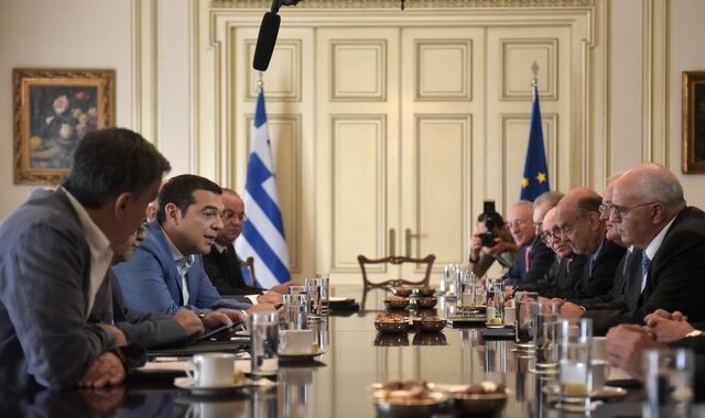 Τσίπρας στους τραπεζίτες: Στηρίξτε τα νοικοκυριά