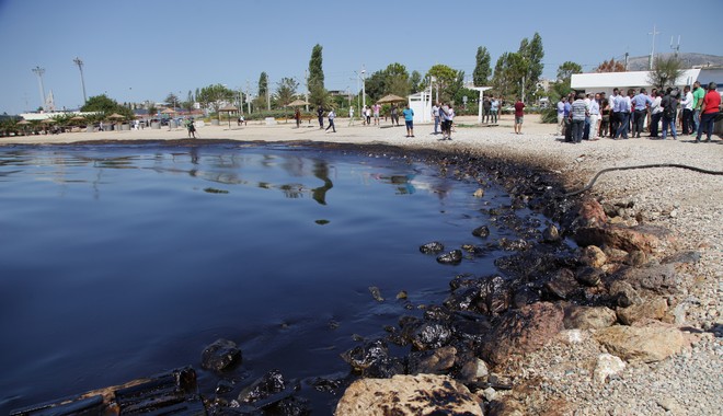 Ρύπανση στο Σαρωνικό: Μάχη με το χρόνο και πόλεμος ευθυνών