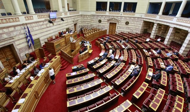 Εντάσεις στη Βουλή μετά την απόσυρση δύο διατάξεων για τα εργασιακά