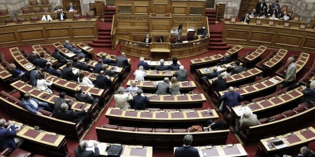 Βουλή: Διενέξεις για έκθεση σχετικά με τη ρύπανση στο Σαρωνικό