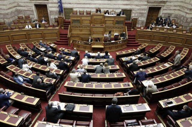 Βουλή: Διενέξεις για έκθεση σχετικά με τη ρύπανση στο Σαρωνικό