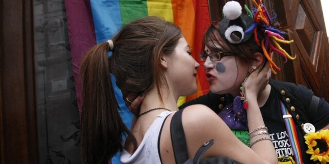 Βρετανία: Ένας στους τρεις νεαρούς δηλώνει gay ή bisexual