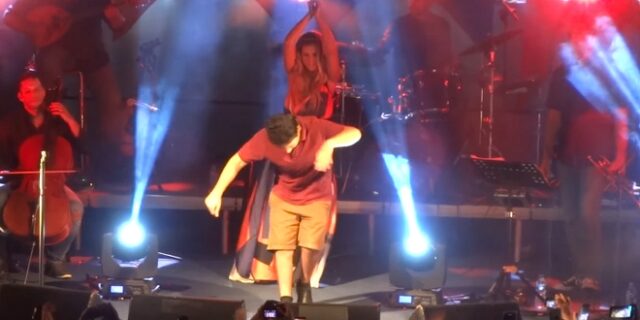 Το ζεϊμπέκικο στη συναυλία της Μποφίλιου που θα σε κάνει να υποκλιθείς