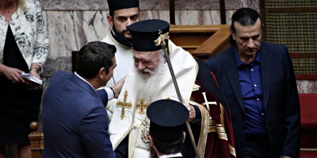 Βουλή: Αγιασμός με γκρίνιες και απουσίες