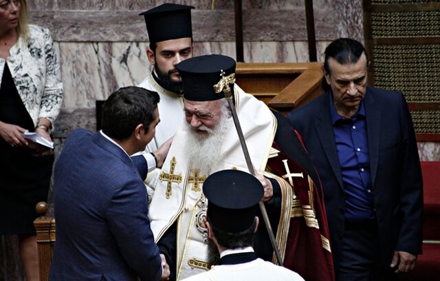 Βουλή: Αγιασμός με γκρίνιες και απουσίες