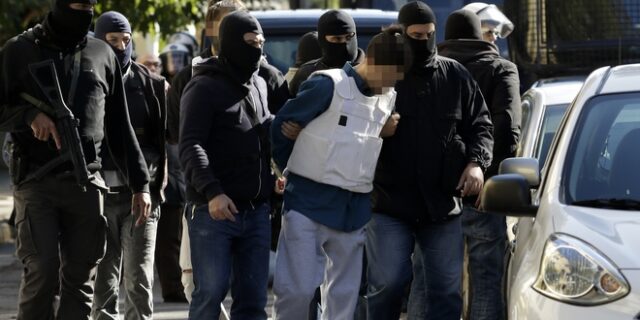 Βομβιστής Παπαδήμου: Όλα όσα βρήκε στο σπίτι του 29χρονου η αντιτρομοκρατική