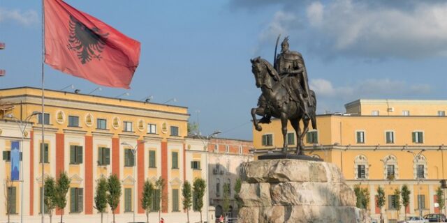 Σχολικό βιβλίο της Αλβανίας μιλά για ‘αλβανικές περιοχές στην Ελλάδα’ – Διαμαρτυρία του ΥΠΕΞ