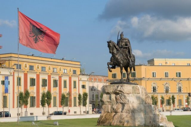 Σχολικό βιβλίο της Αλβανίας μιλά για ‘αλβανικές περιοχές στην Ελλάδα’ – Διαμαρτυρία του ΥΠΕΞ